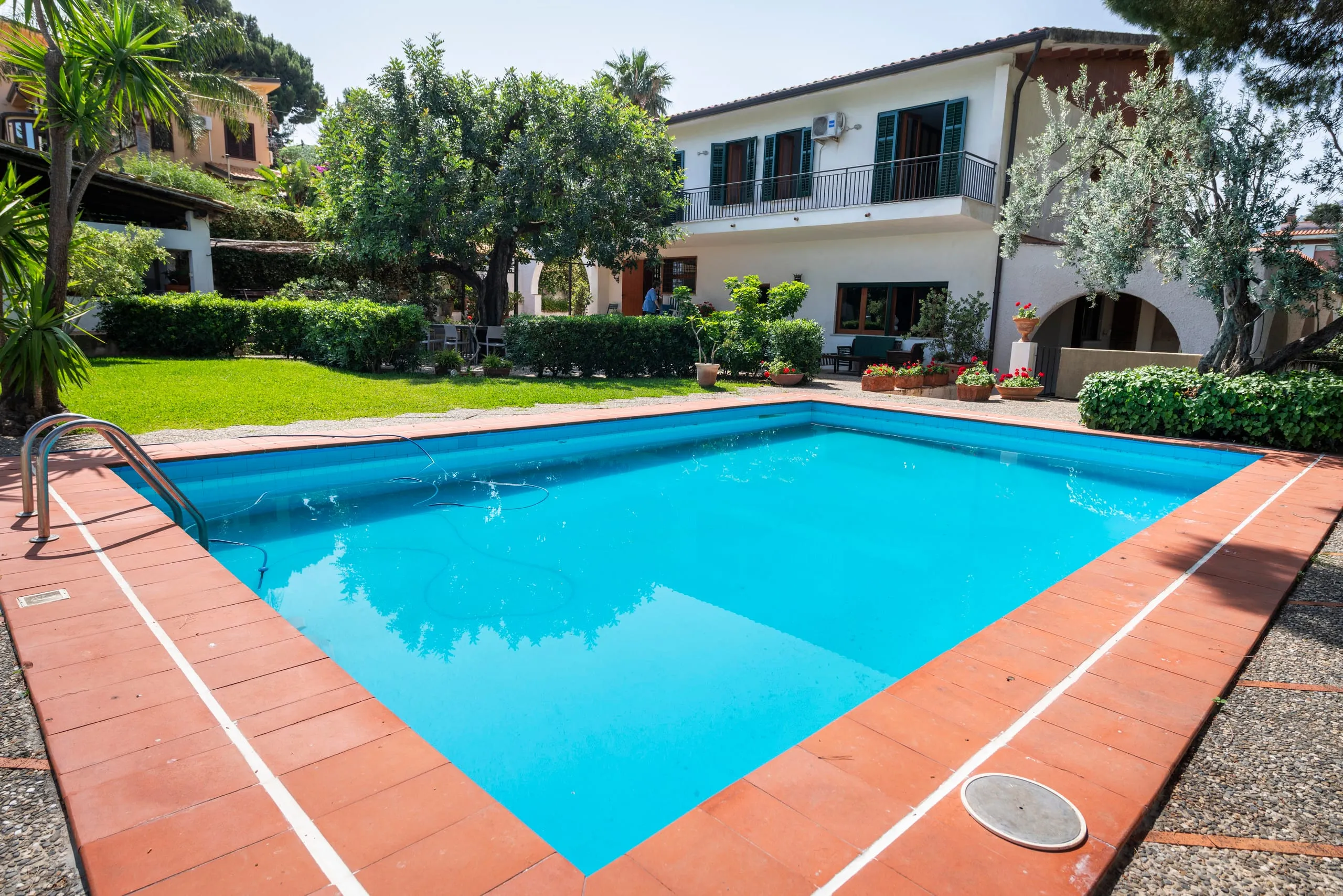 Piscina privata davanti alla villa con prato e ulivi secolari