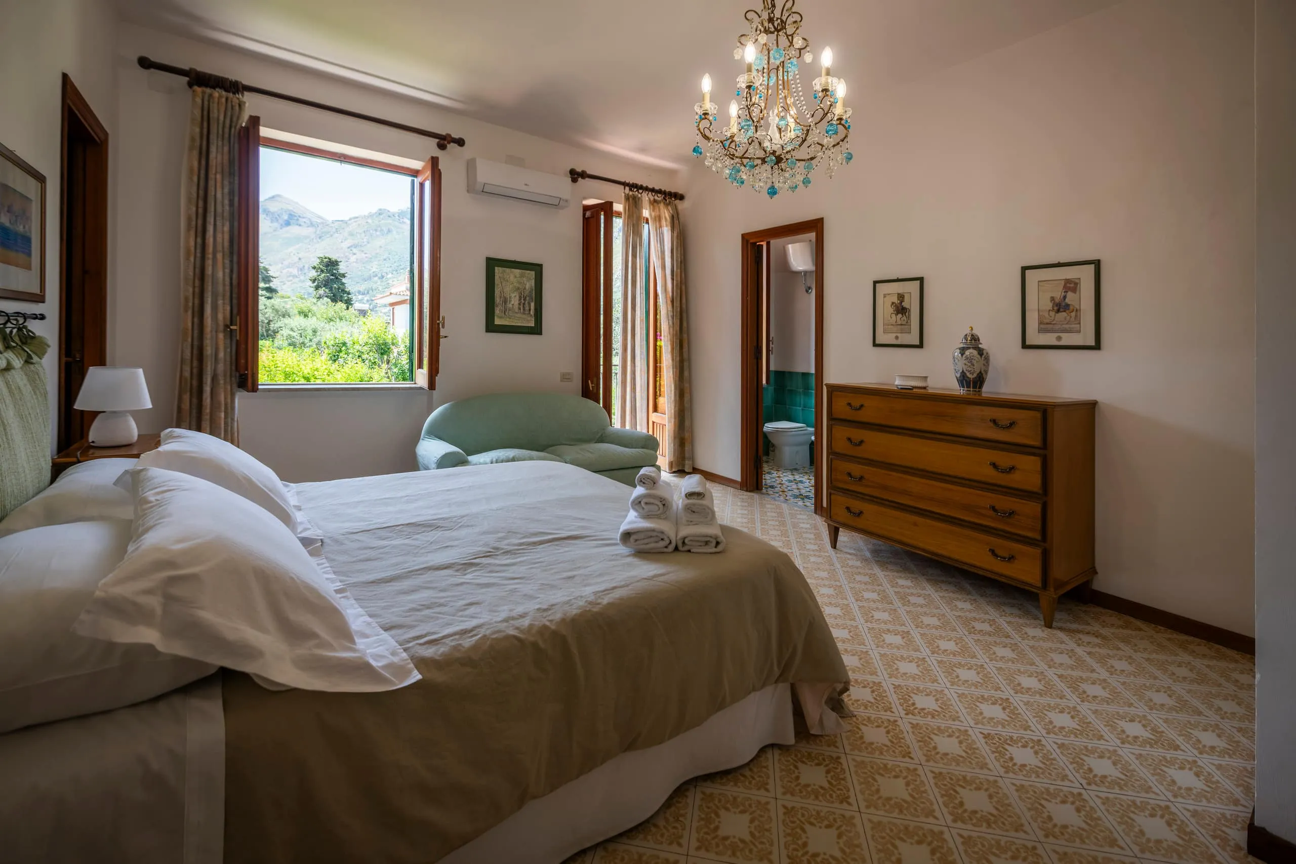 Camera matrimoniale con bagno privato e finestra sulla montagna